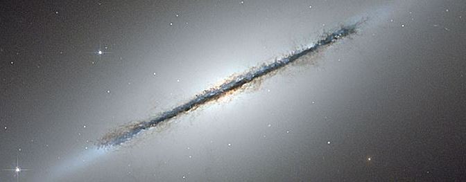 NGC 5866, la galaxia eje