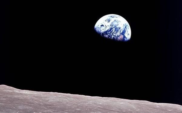 La primera imagen de la belleza de la Tierra desde el horizonte lunar